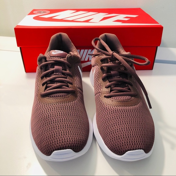 Nike Tanjun Rose Mauve and White Tennis Shoes - Picture 2 of 4